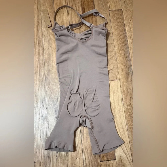 Skims SEAMLESS SCULPT MID THIGH BODYSUIT in Sienna - Picture 5 of 6